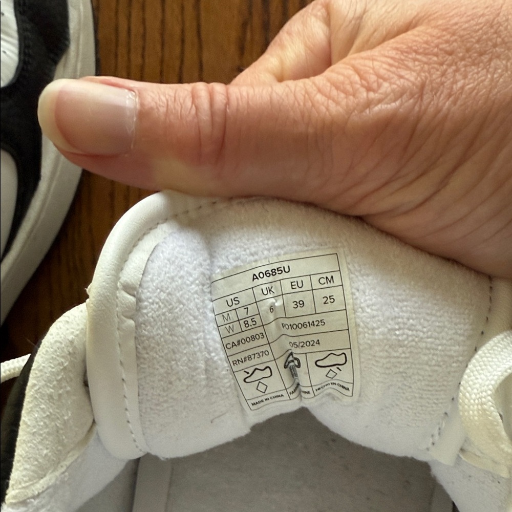 ALO Yoga Black and White Sneakers- Great condition - Picture 10 of 14